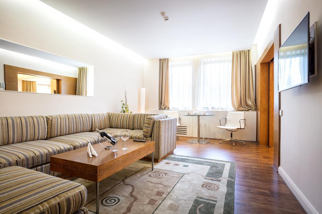 The Dostyk Hotel Алма Ата Екстериор снимка